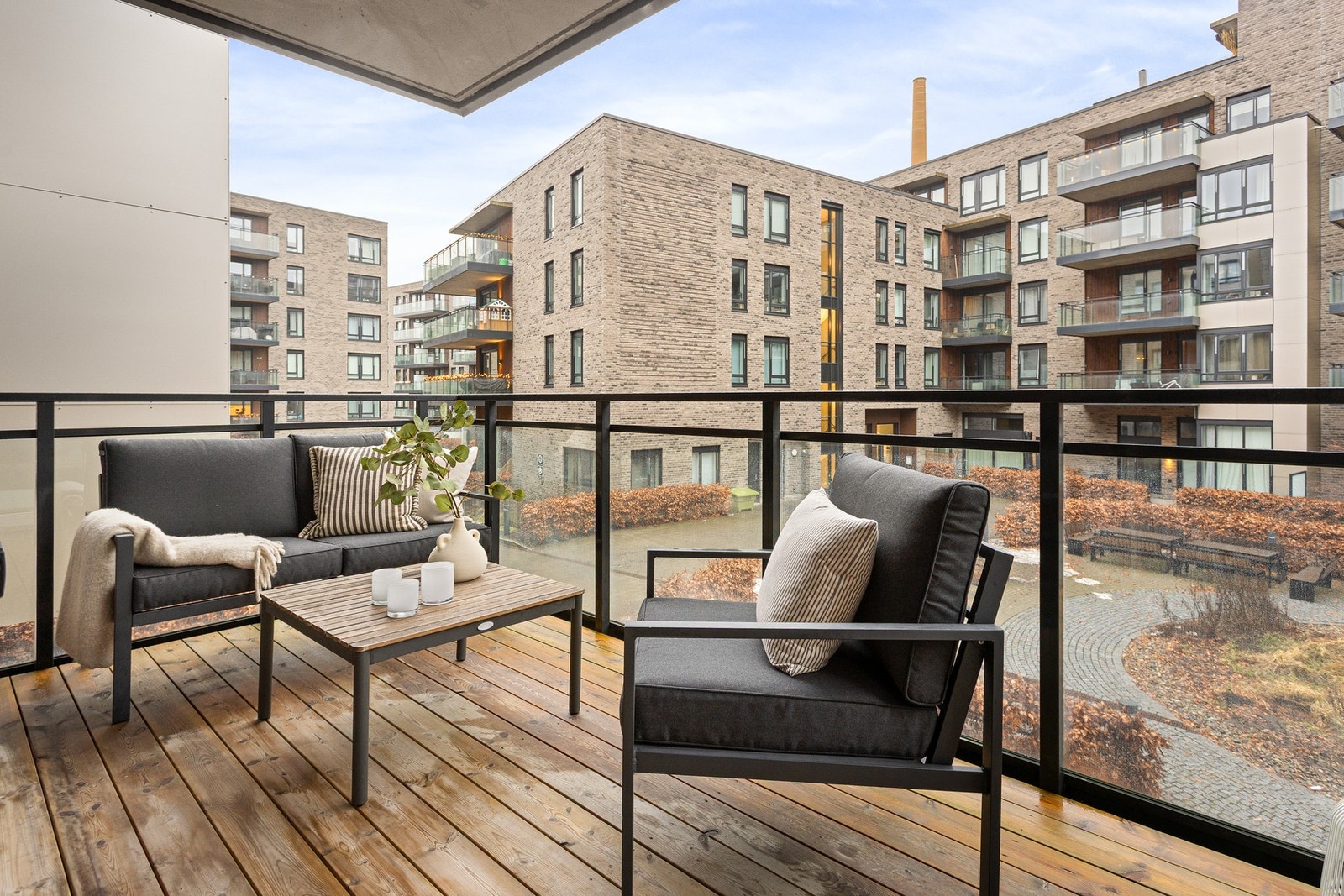 Daniel Berggren ved EIE Løren ønsker velkommen til Stålverkskroken 38! Foto: Studio Sætre AS (Hanne Cecilie Sætre) Galleribilde