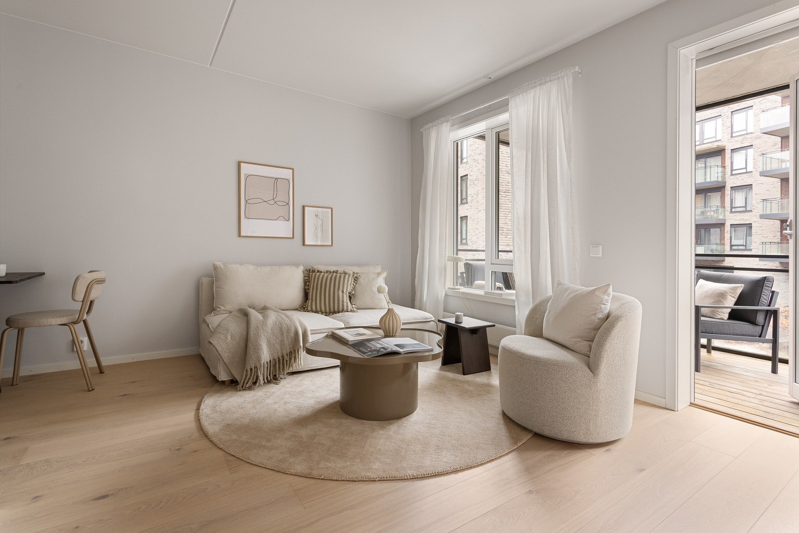 Dette er en lys & tiltalende 2-roms leilighet beliggende i byggets 2. etasje med heisadkomst. Galleribilde