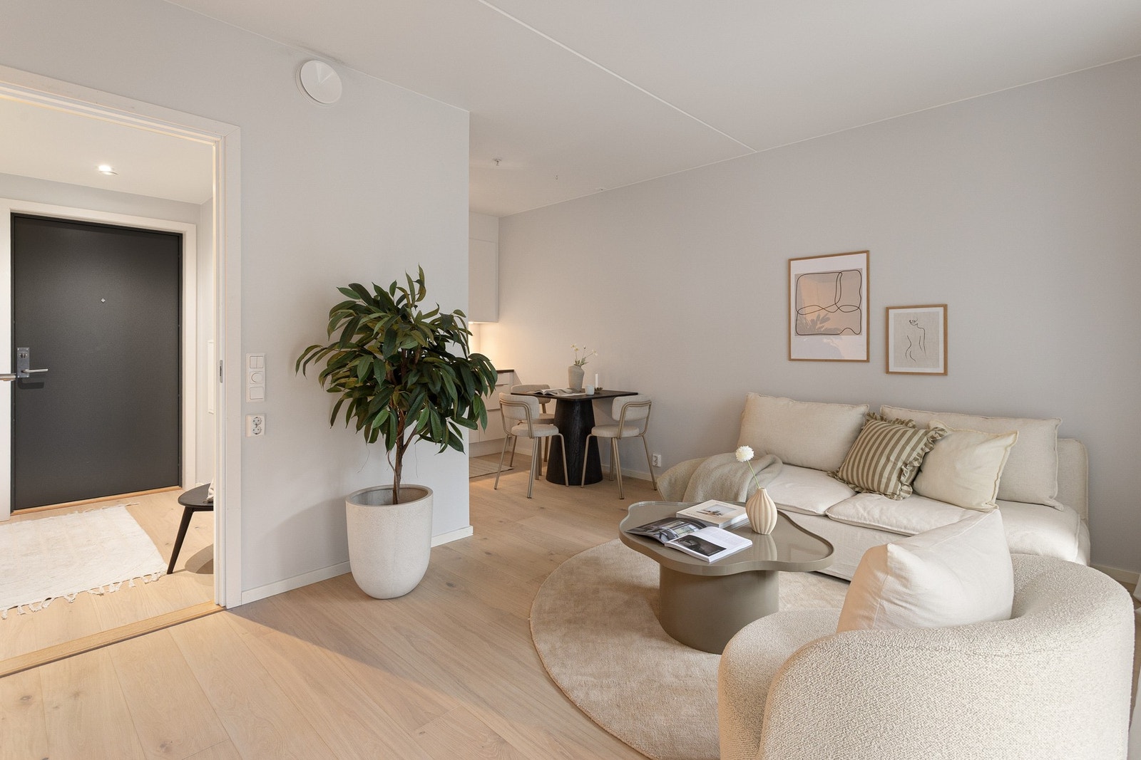 Boligens kjøkken ligger i en åpen løsning mot stuen, men likevel fint tilbaketrukket i hjørnet av rommet slik at det blir gode soneinndelinger. Galleribilde