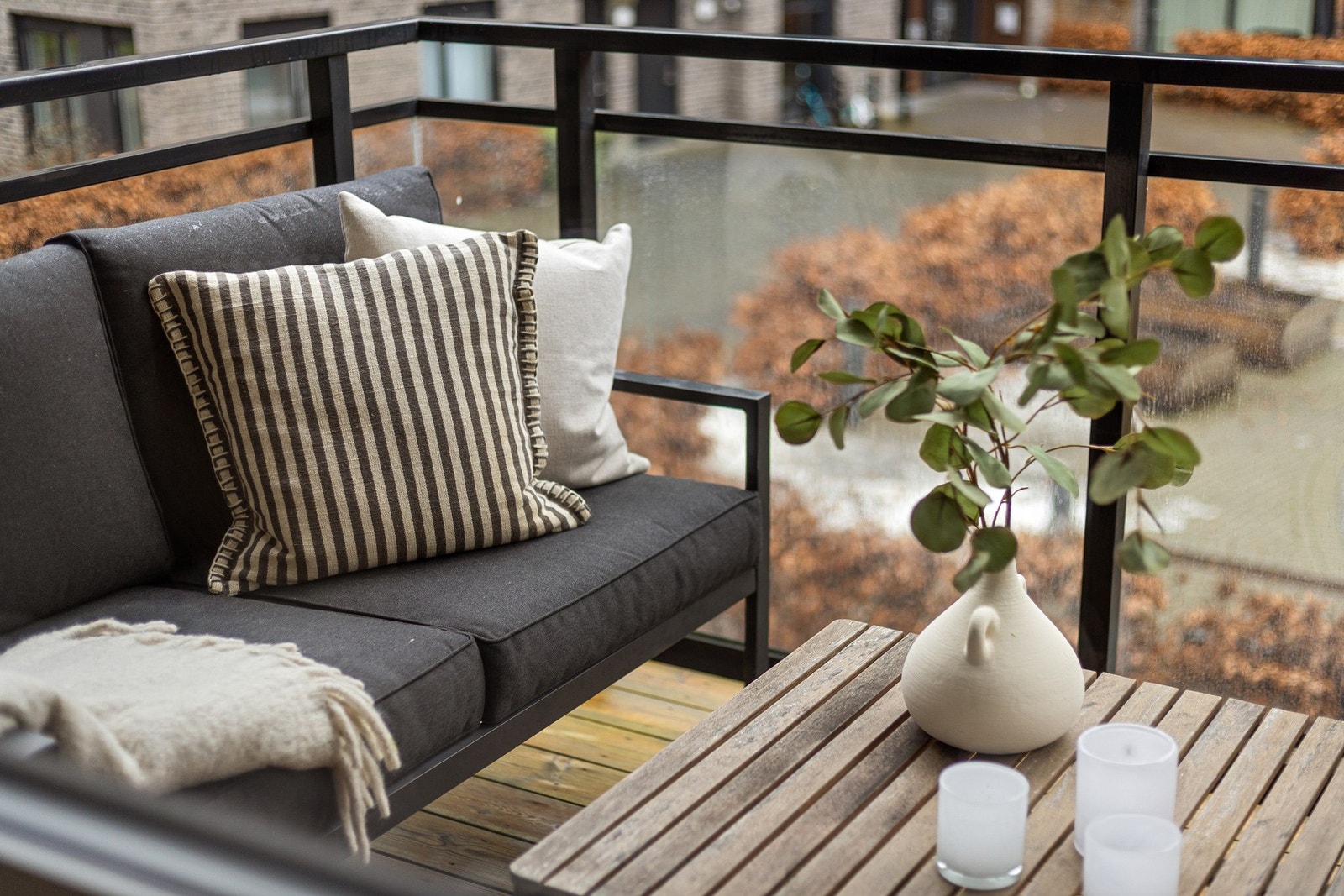 God plass til sittegruppe, grill og beplantning. Galleribilde