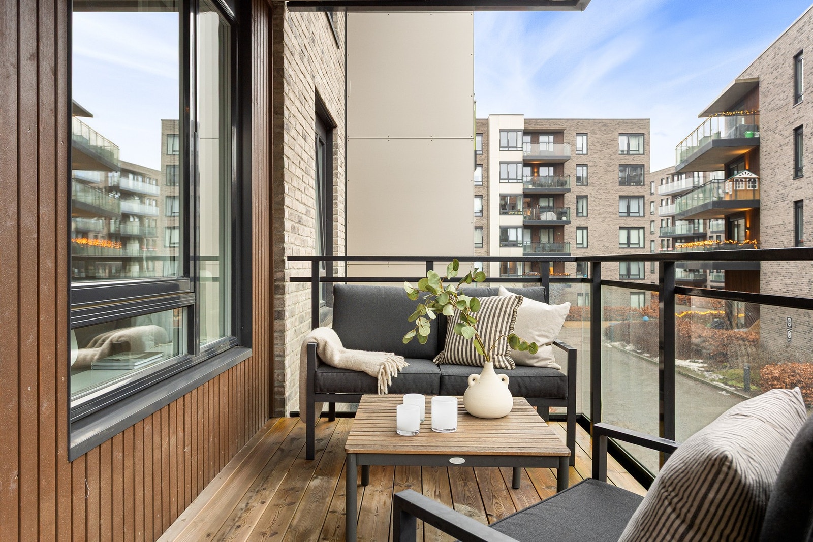 Balkongen har en nordvestvendt plassering som gir ettermiddags/kveldssol. Galleribilde