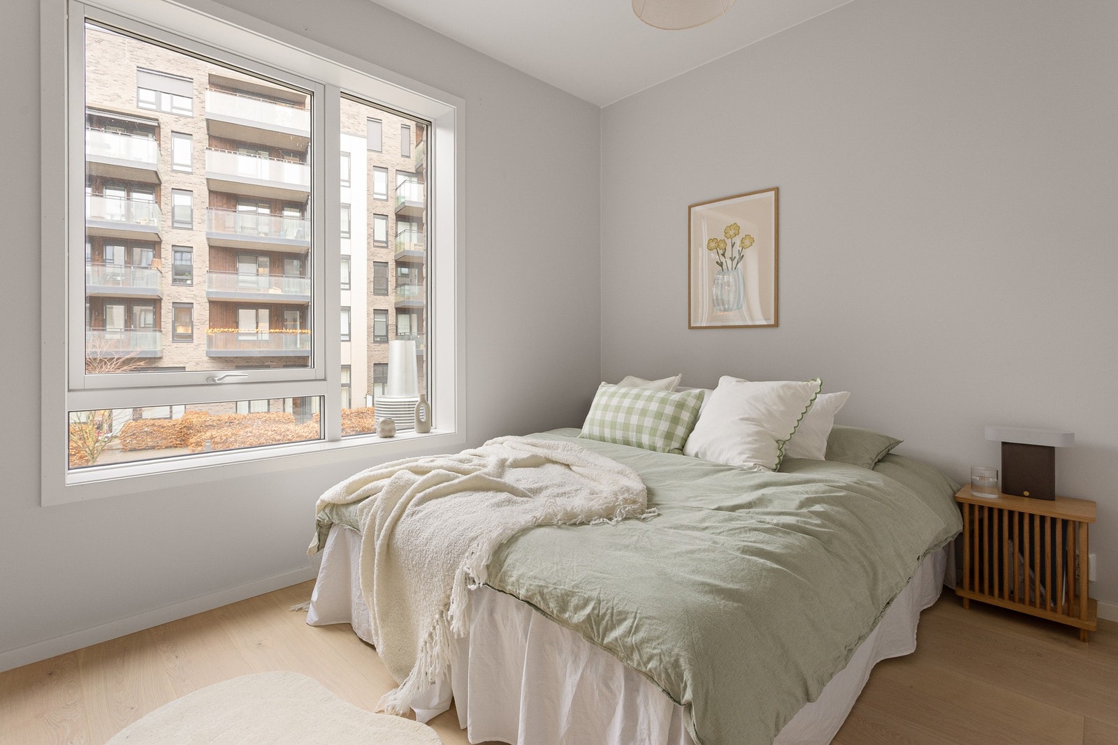 Boligens soverom er vendt mot rolige omgivelser, så her er alt lagt til rette for en god natt med søvn. Galleribilde