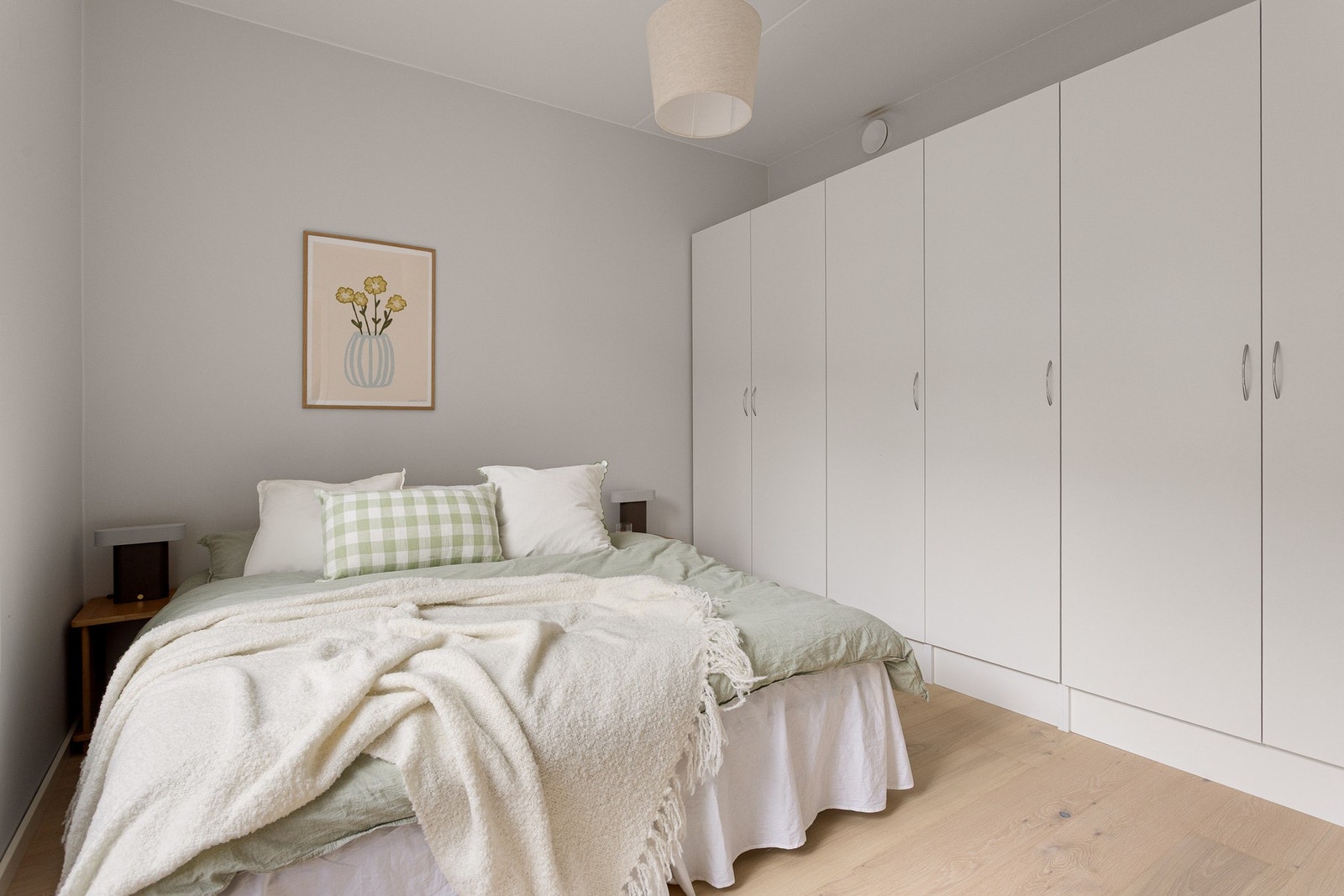 Godt med oppbevaringsmuligheter i garderobeskapene som blir stående. Galleribilde