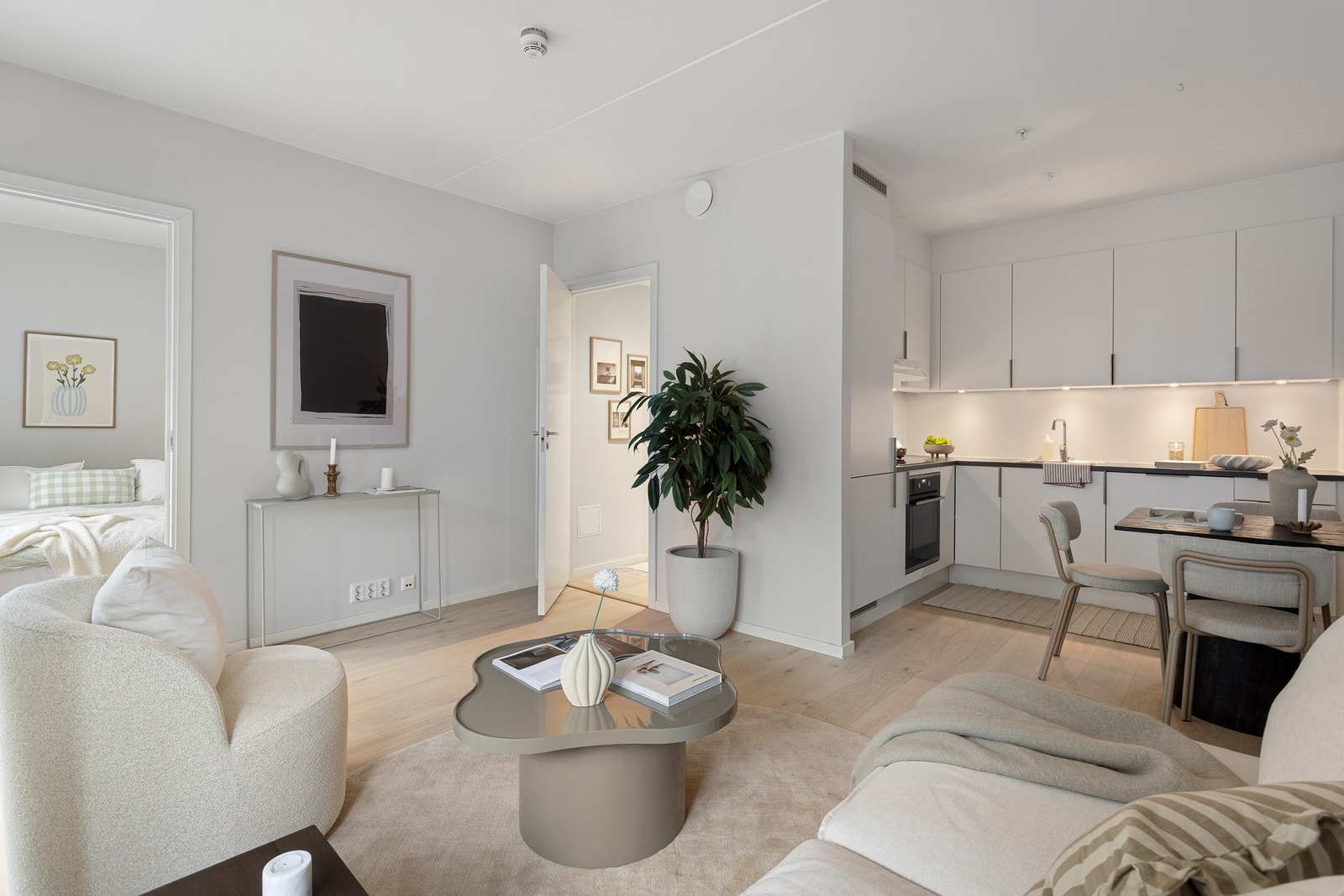 Boligen har parkett på gulv og lysmalte overflater. Galleribilde