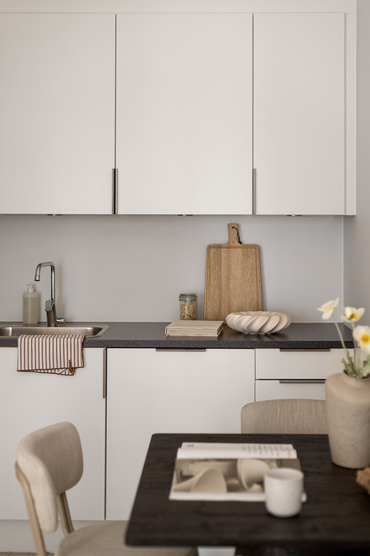 Kjøkkenet har belysning og stikkontakter under overskapene. Galleribilde