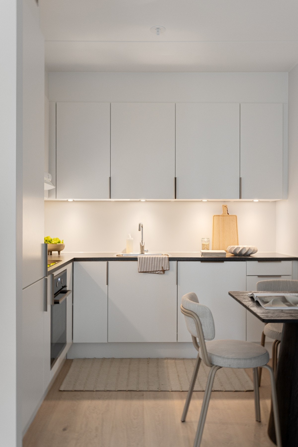 Av hvitevarer følger integrert induksjonsplatetopp, stekeovn, oppvaskmaskin og kjøleskap med fryser. Galleribilde