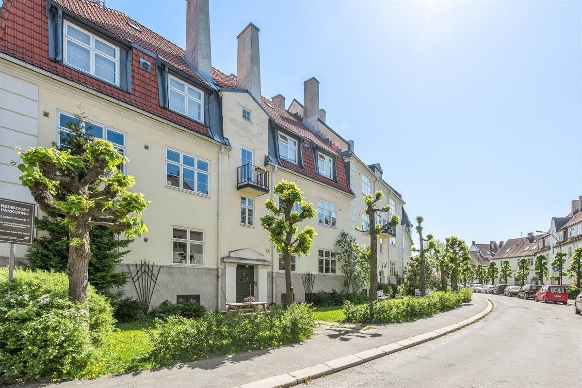 Boligen er plassert i den populære Lindern Hageby, kjent for sine idylliske omgivelser. Galleribilde