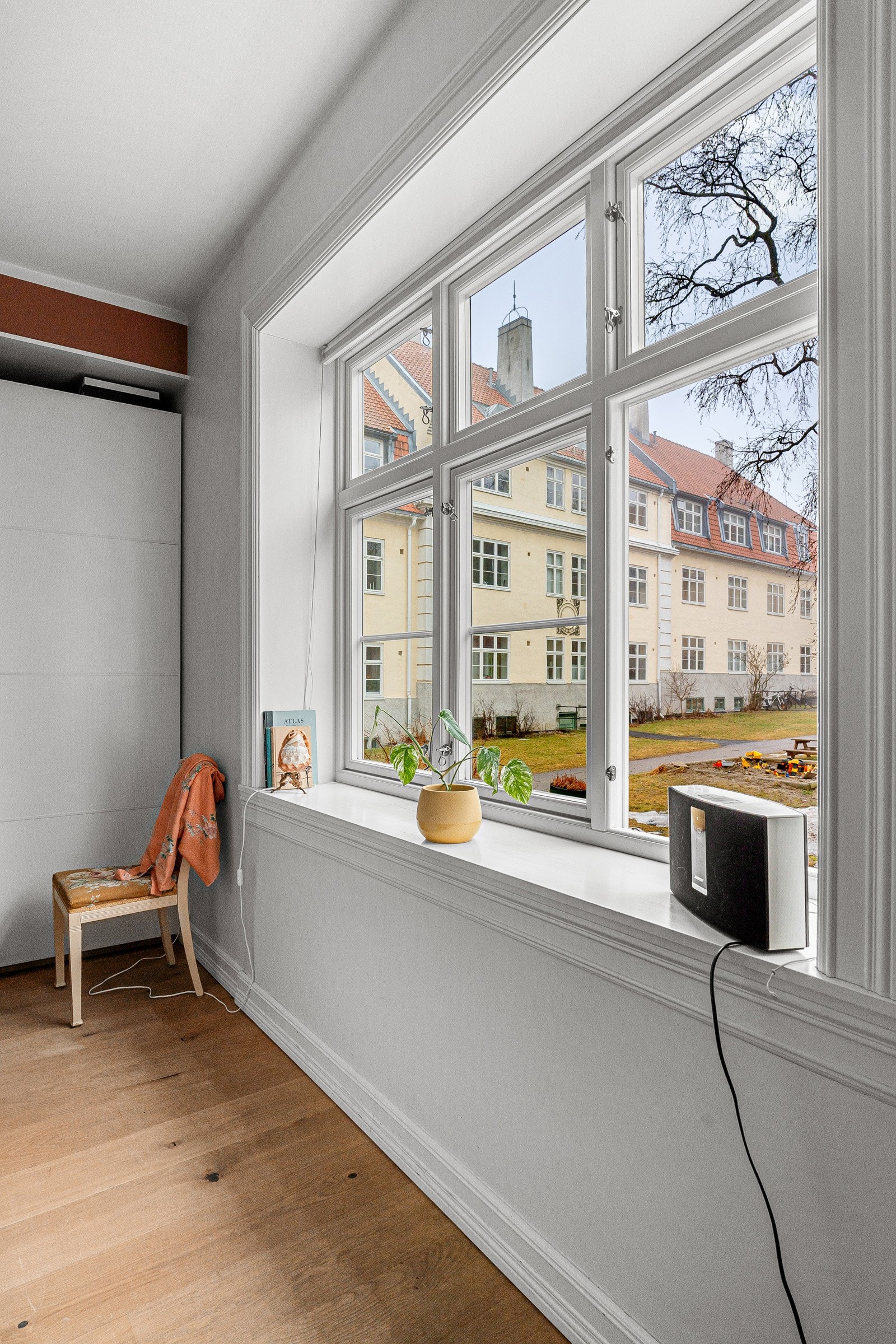 Soverommet ligger i tilknytning til stuen, og byr på stort vindu mot bakgård. Galleribilde