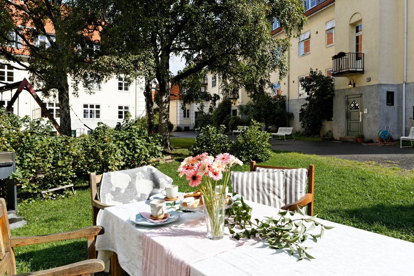 Rett utenfor leiligheten har du en flott opparbeidet bakgård med store plenarealer, klassisk beplanting og prydbusker. Galleribilde