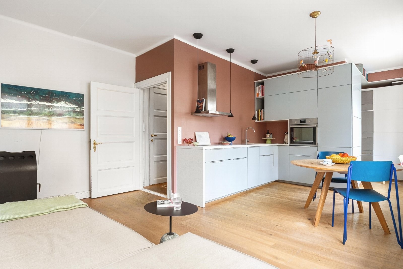 Her får du et moderne preg med klassisk utrykk, med elementer som store vindusflater, generøs takhøyde og et moderne kjøkken. Galleribilde