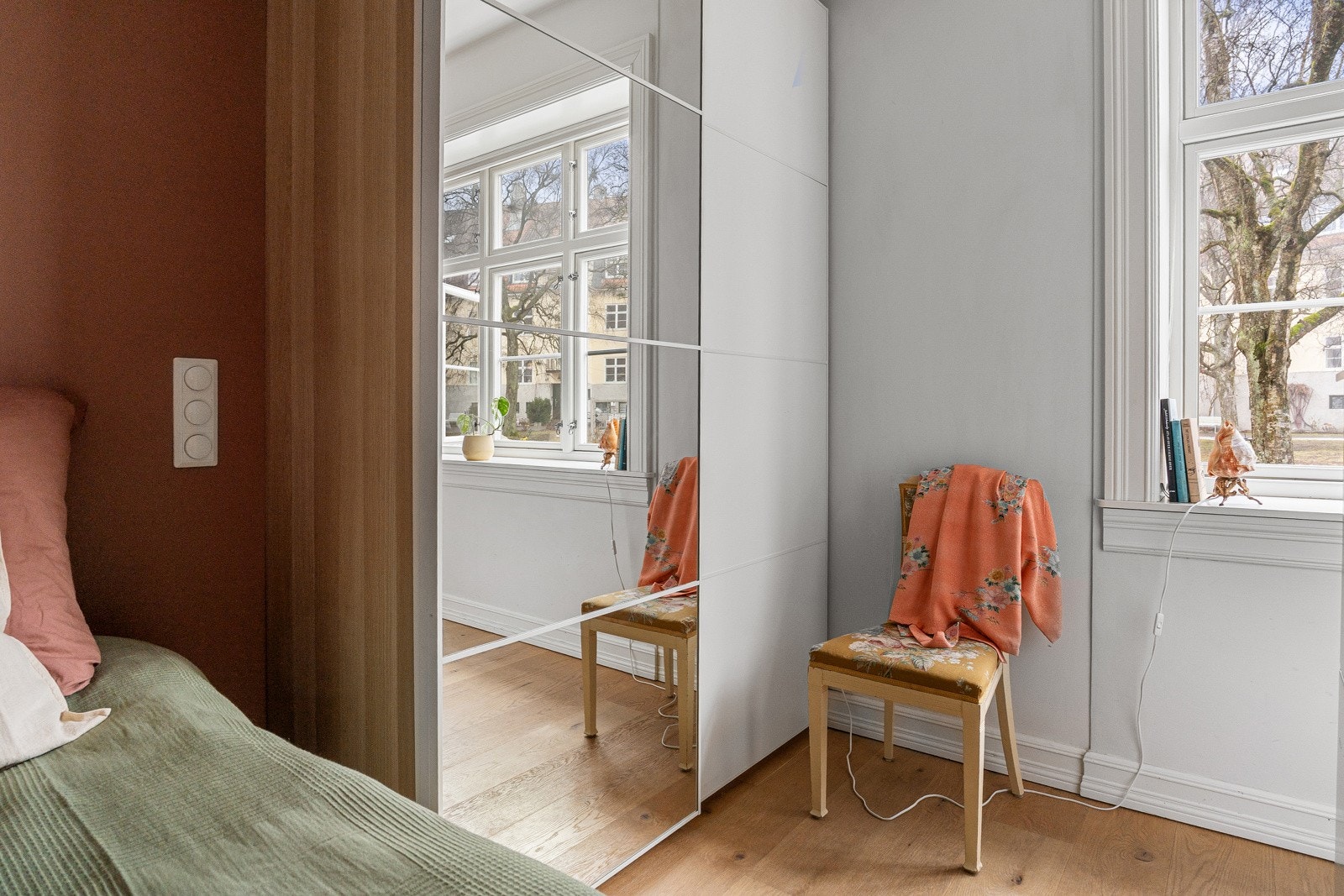 Soverommet, som resten av leilighetens oppholdsrom, vender mot den rolige bakgården. Galleribilde