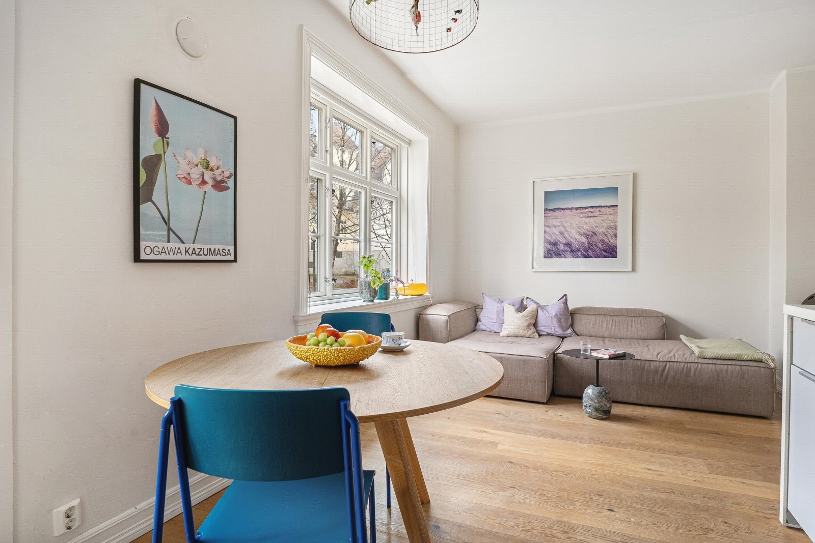 Boligen er lys og luftig, med peis, frodig utsyn og lite innsyn. Galleribilde