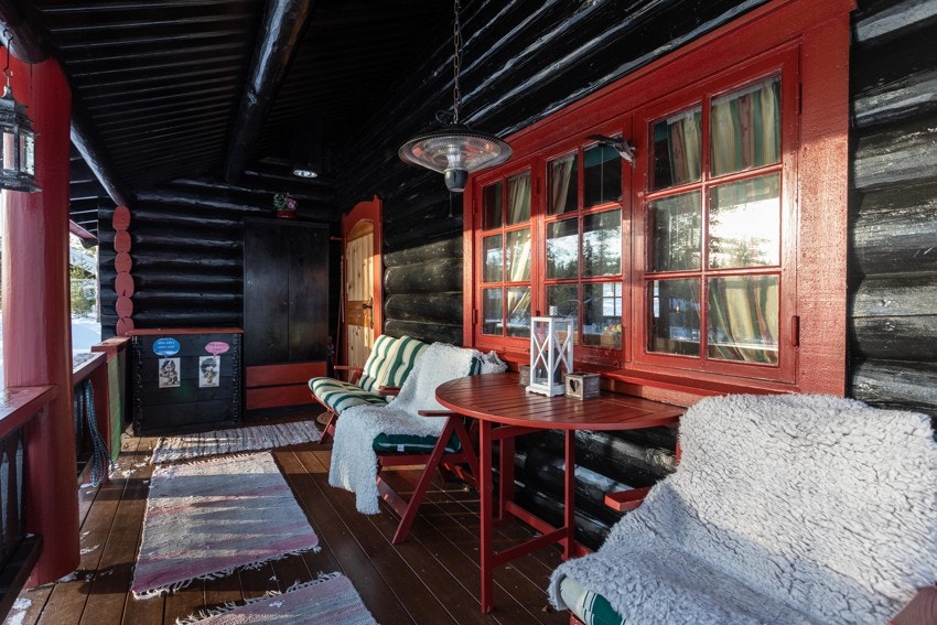 Overbygget og koselig inngangsparti. Galleribilde