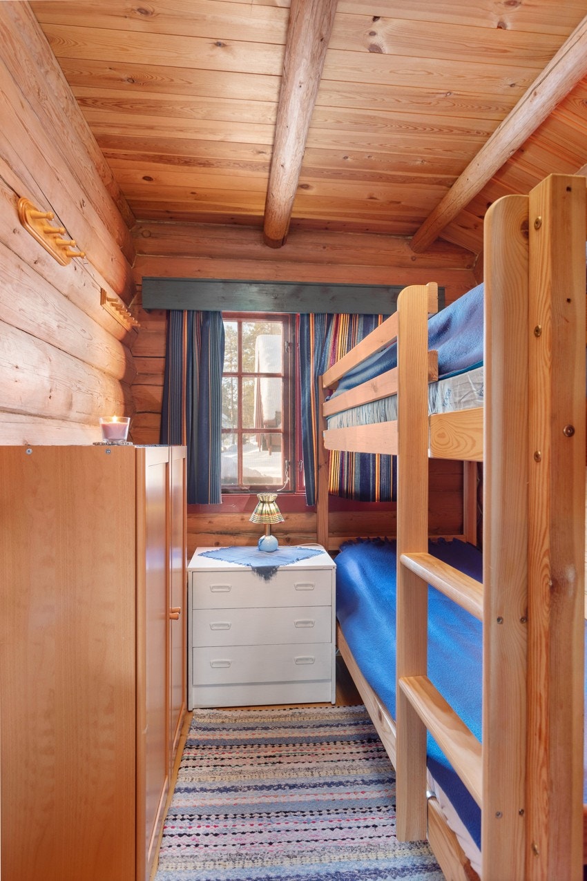 Det ene soverommet har blitt ominnredet med dobbeltseng. Galleribilde