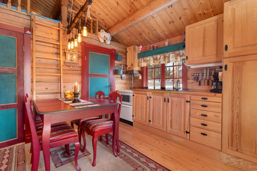 Kjøkken med frittstående komfyr og integrert kjøleskap. Galleribilde