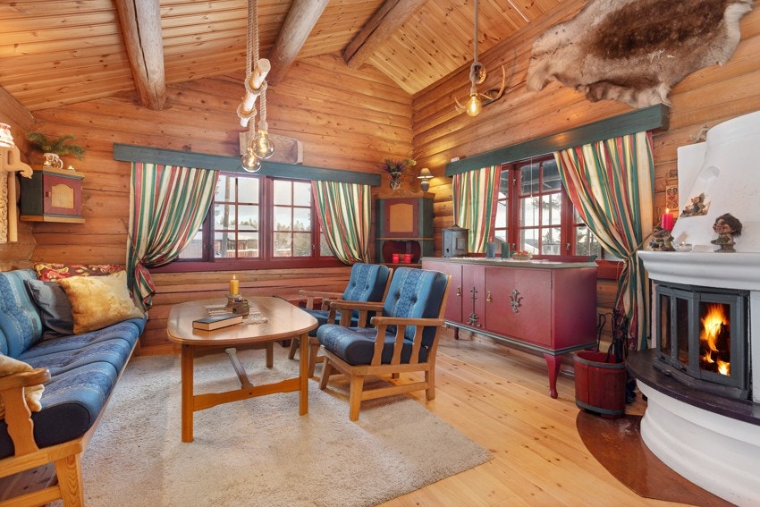 Stuen har oppvarming med både peis og varmepumpe. Galleribilde