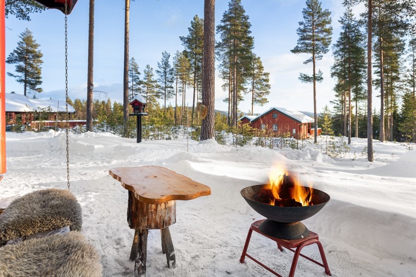 Tilrettelagt uteområde med plass for bålpanne. Galleribilde