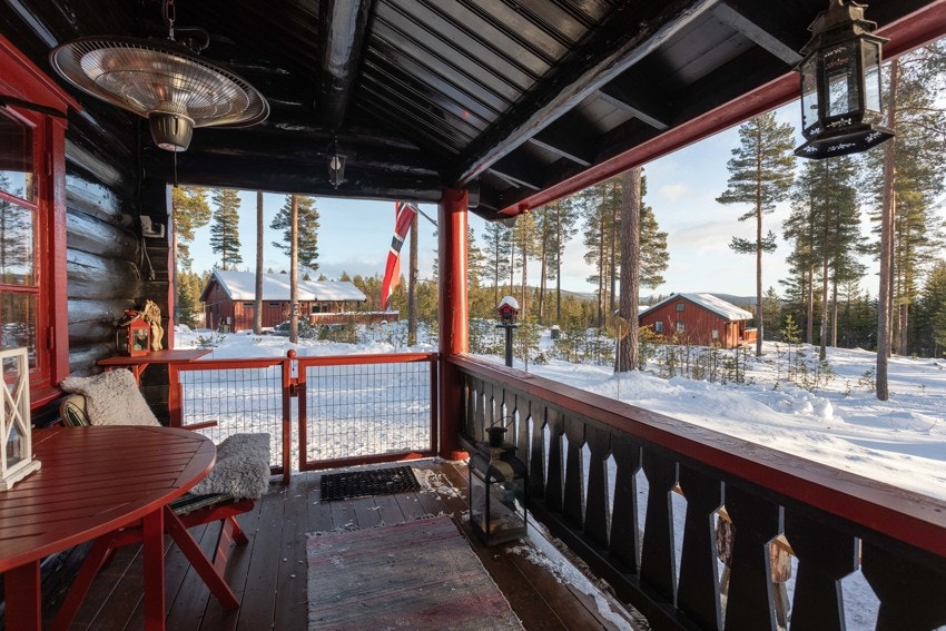 Terrasse med utsikt mot fjellene. Galleribilde