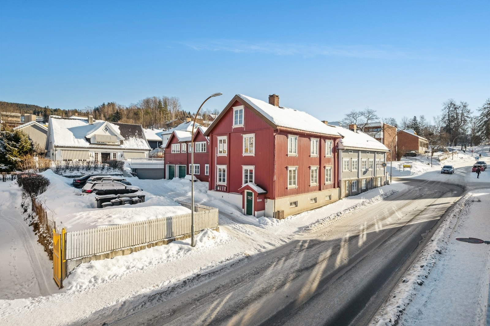 Med leiligheten medfølger to utvendige parkeringsplasser. Galleribilde
