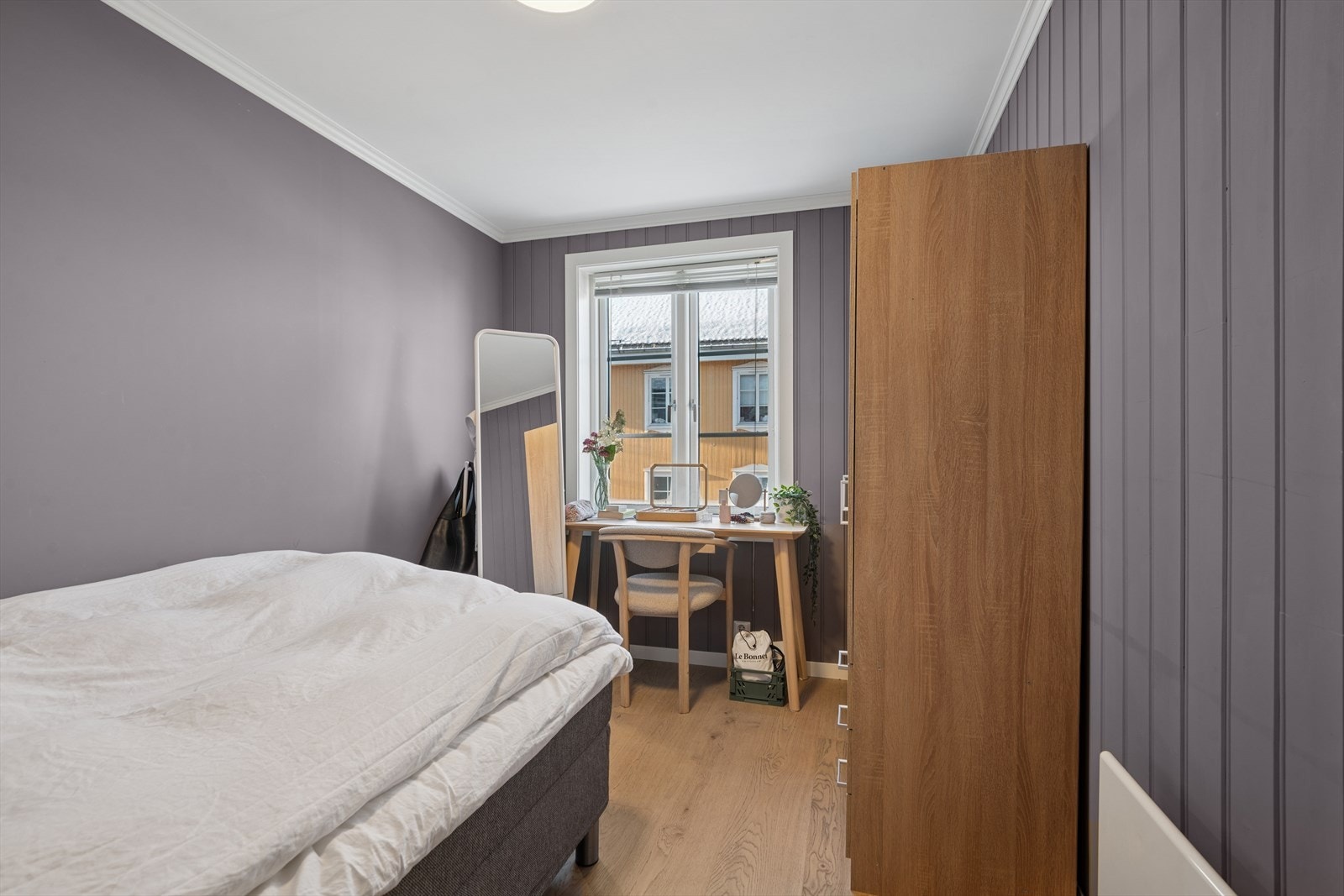 Leiligheten har hele tre soverom. Alle med plass til garderobeskap og kontorpult. Galleribilde