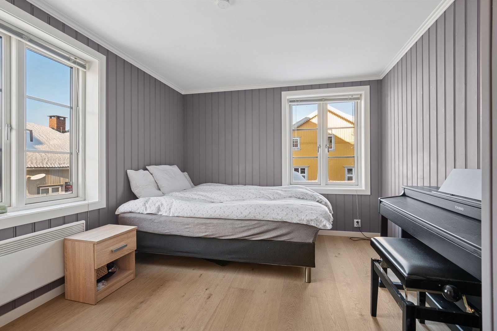 Soverom 2 er et flott hjørnerom med lysinnslipp fra to sider. Galleribilde