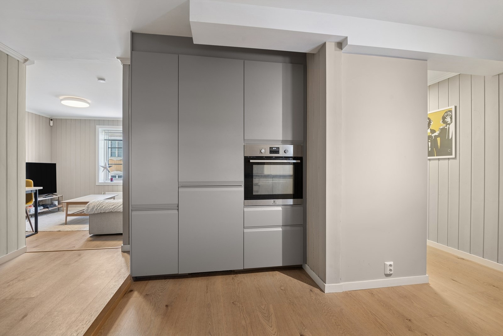 Det er integrerte hvitevarer slik som steketopp, komfyr, oppvaskmaskin, samt kjøleskap/fryseskap. Galleribilde