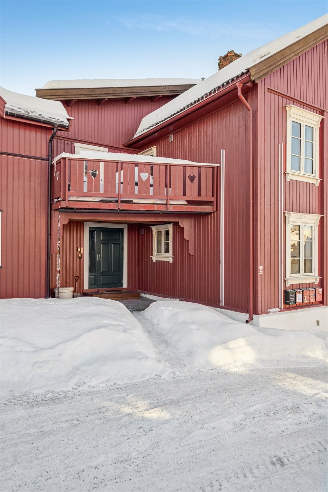 Felles inngangsparti, og felles balkong med utgang fra 2. etasje. Galleribilde