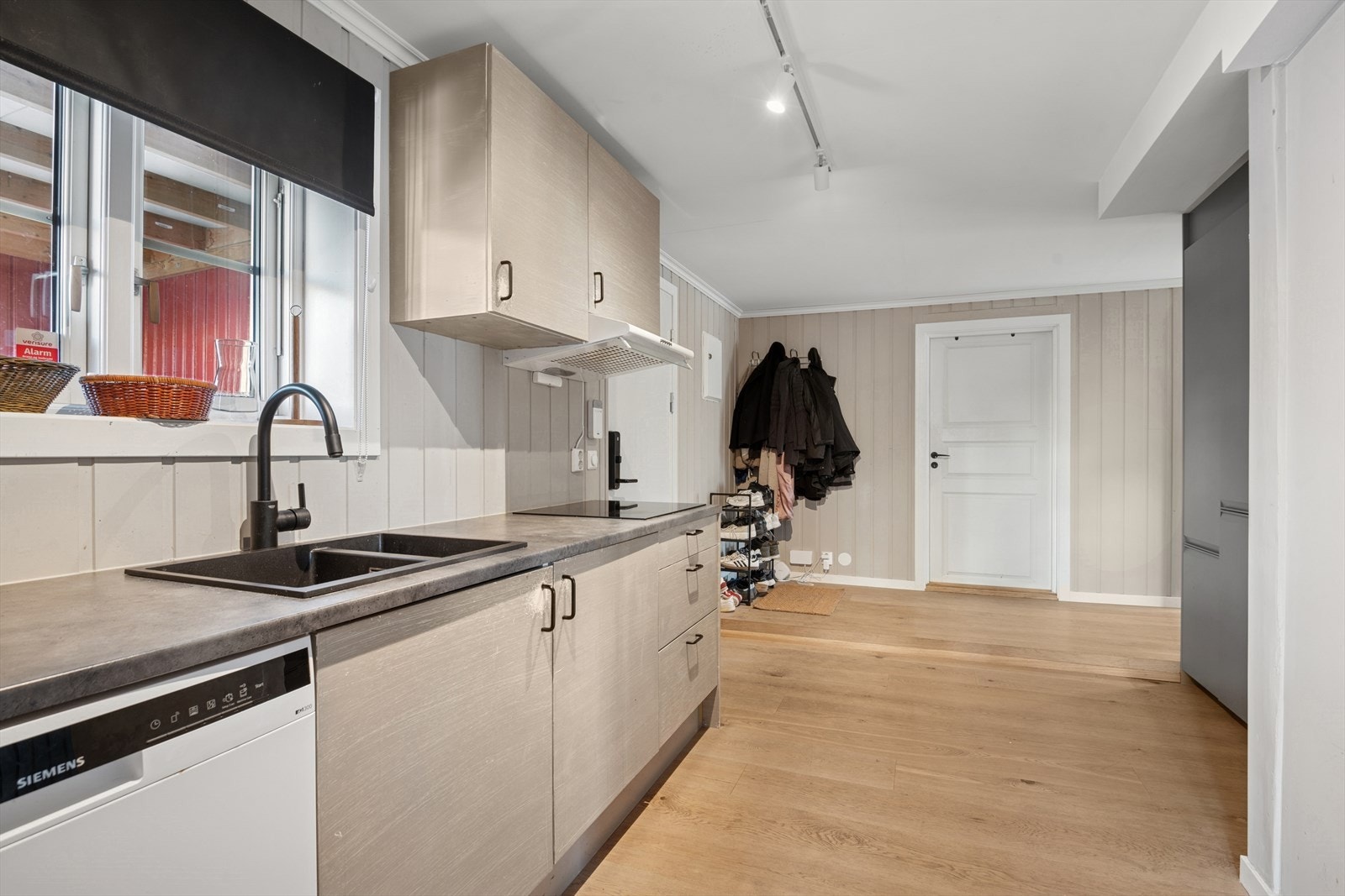 Innredningen har glatte fronter og laminert benkeplate med dobbel kjøkkenkum. Galleribilde