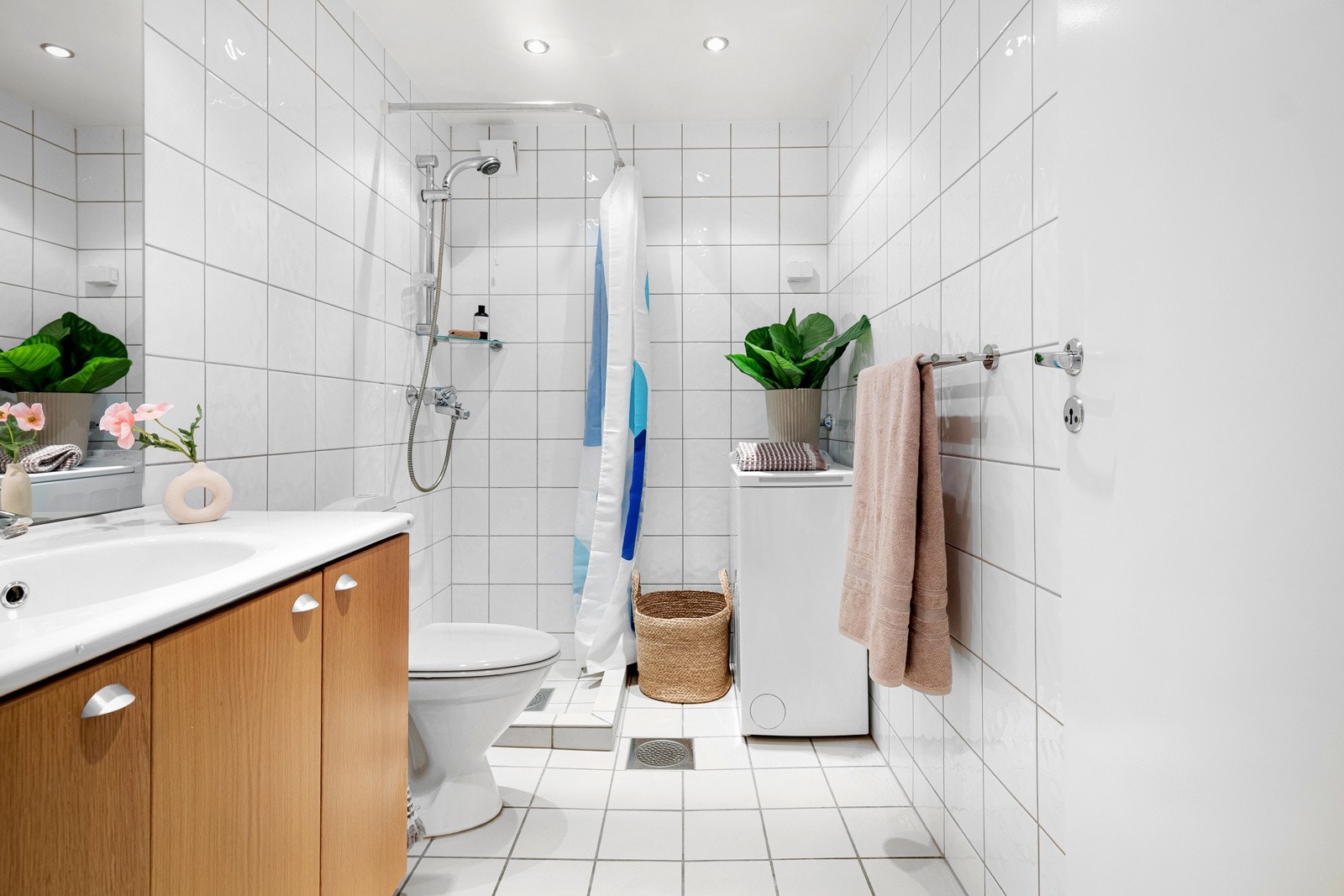 Lyst flislagt baderom fra omkring 2004 (verifisert via datostempling i sluk). Galleribilde