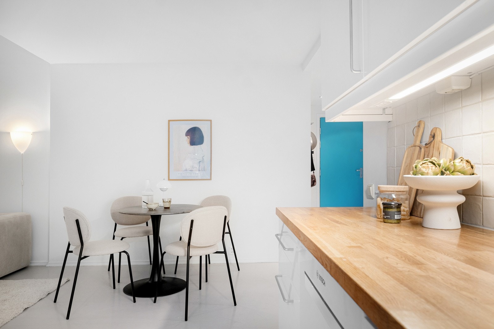 Praktisk med lyse fliser i benkeryggen og belysning under overskapene. Galleribilde