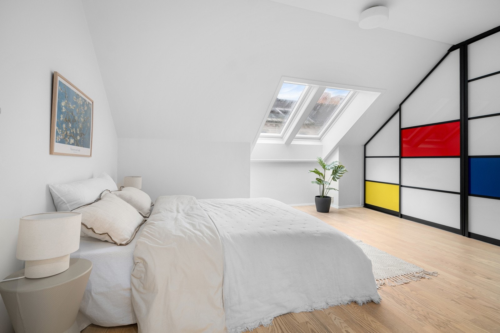 Lyst og romslig hovedsoverom med to store takvinduer som slipper inn fint lys. Rikelig med oppbevaringsplass i plassbygget skyvedørsgarderobe. Galleribilde