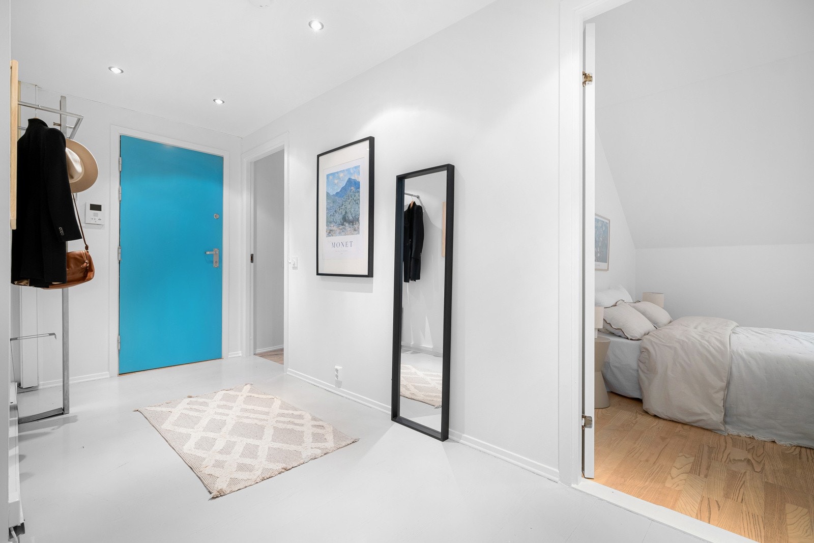 Entréen har god belysning med innfelte downlights i himlingen. Galleribilde