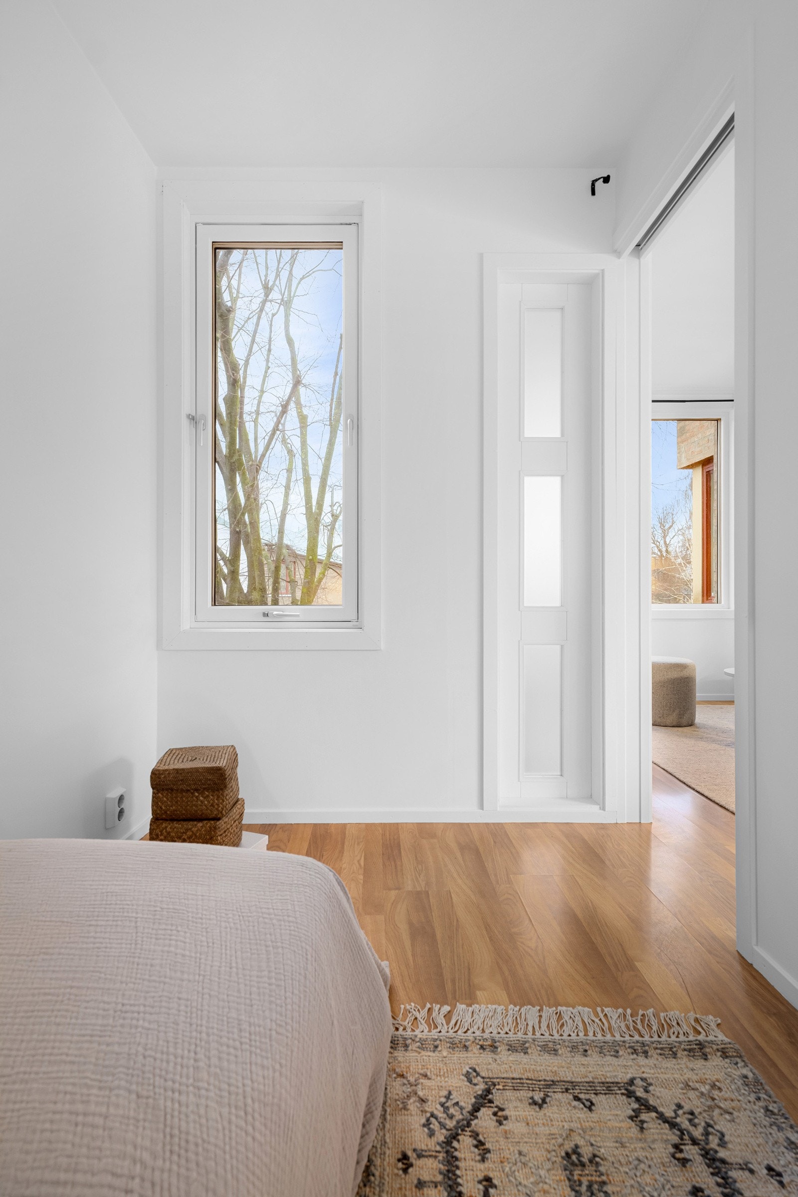 Soverommet har laminat på gulv, lysmalte overflater og et vindu ut mot rolig bakgård. Galleribilde