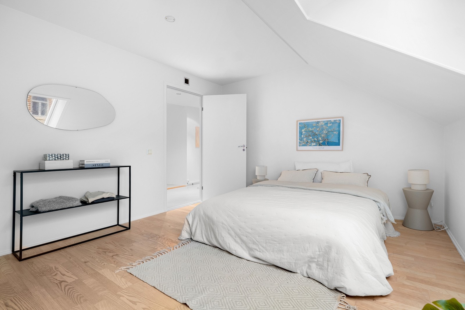 God standard med parkett på gulv og lyse overflater malt i 2025. Galleribilde