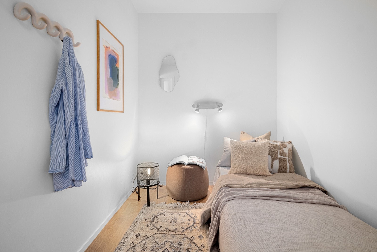 På soverommet er det naturlig plass til en dobbeltseng med tilhørende nattbord. Galleribilde
