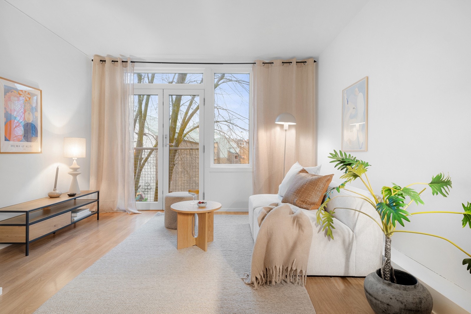 Også denne stuen har store vinduer og fransk balkong som sørger for rikelig med naturlig lys, samtidig som det ikke er innsyn. Galleribilde