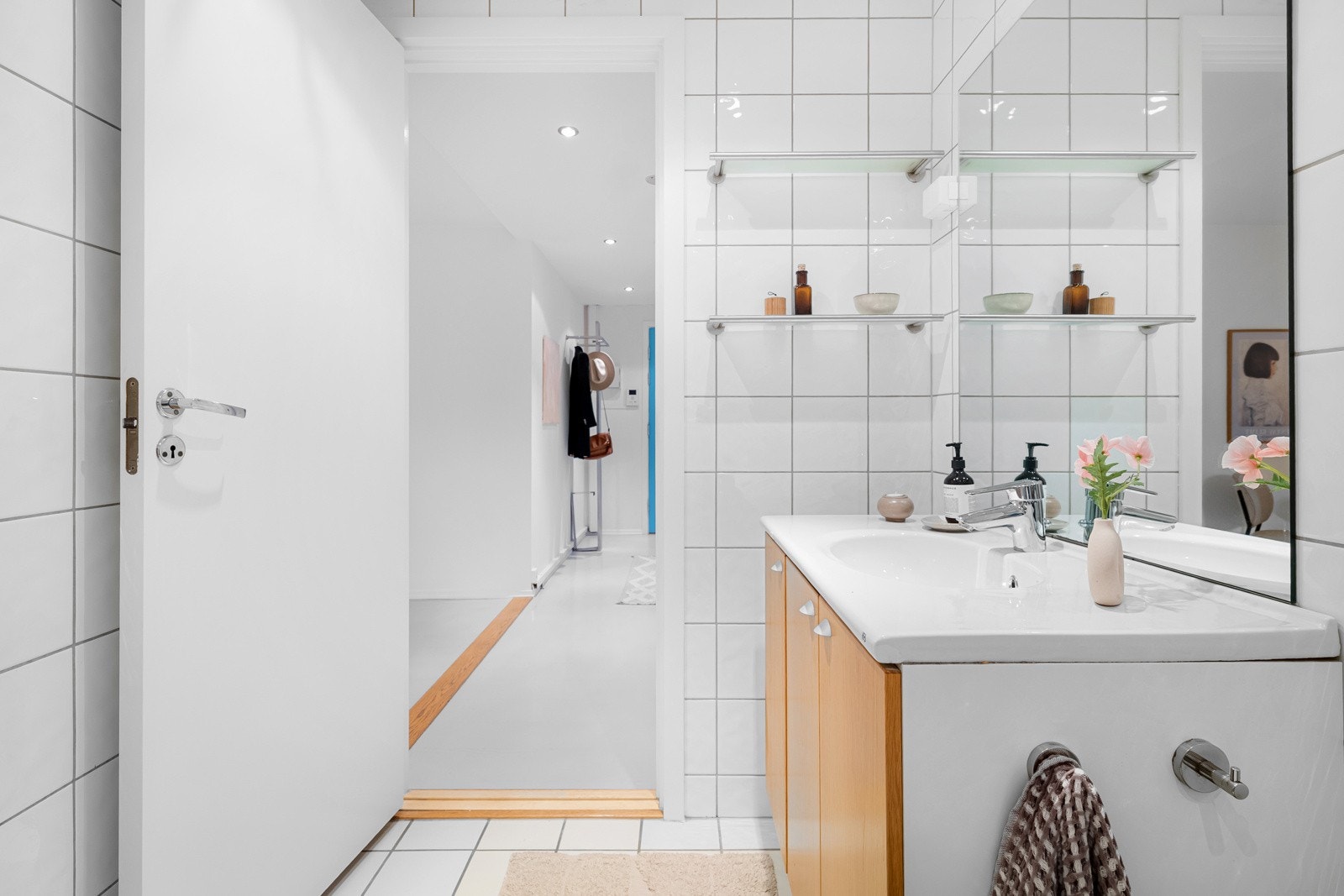 Baderommet har lyse fliser på gulv med gulvvarme, lyse fliser på veggene, downlights i himlingen og mekanisk avtrekksventil. Galleribilde