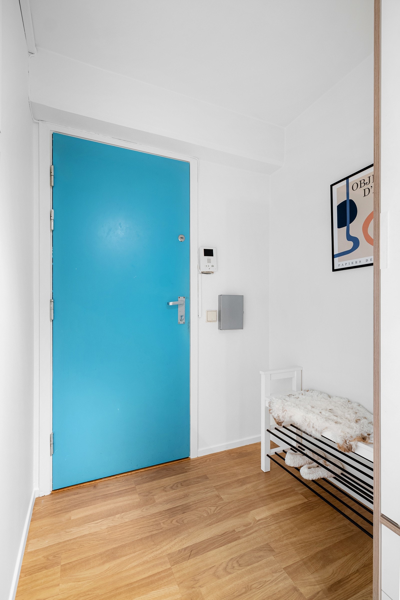 Montert porttelefon med kamera på vegg ved inngangsdøren. Galleribilde