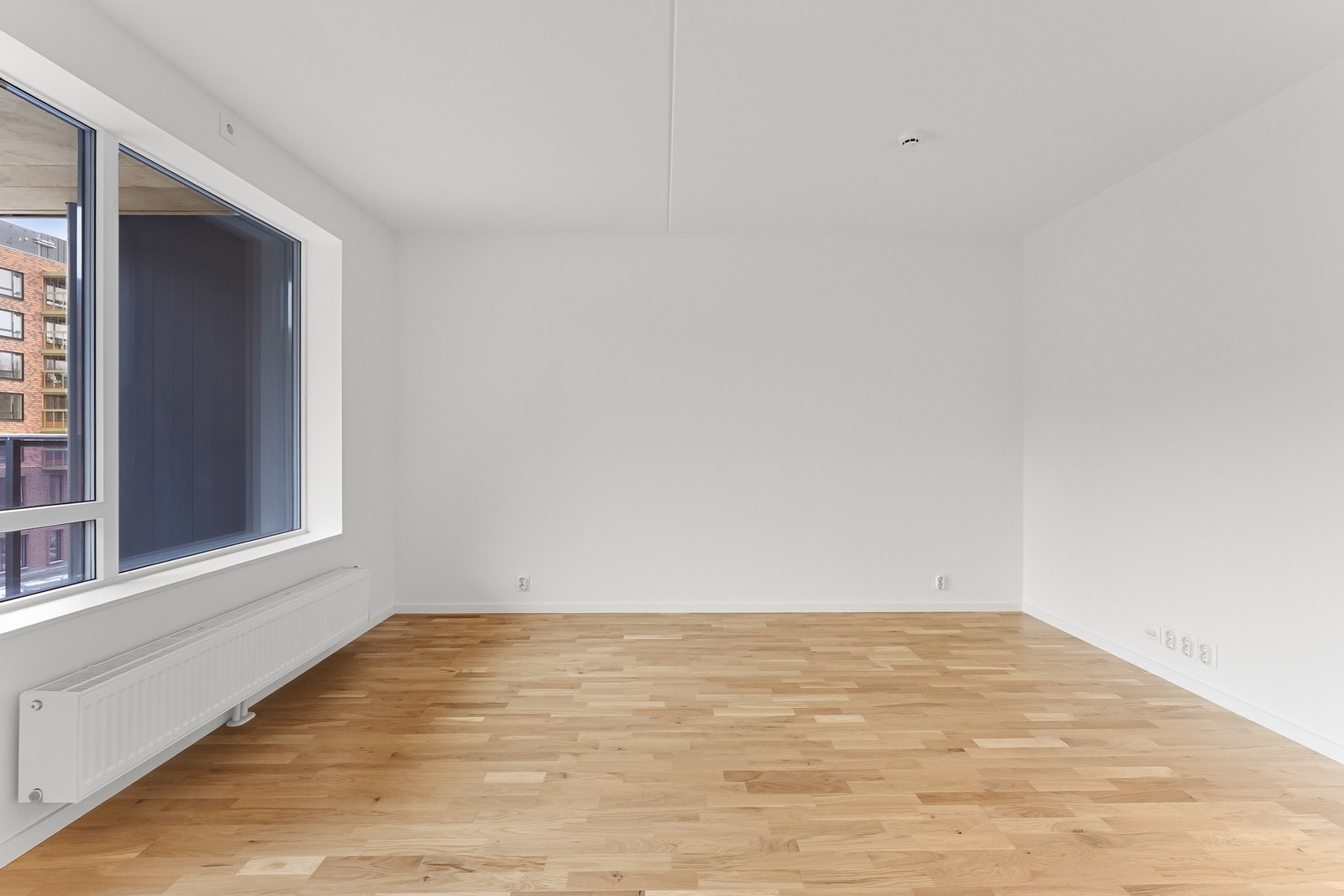 Stor stue med plass til sofagruppe, tv med møblement og spisegruppe Galleribilde
