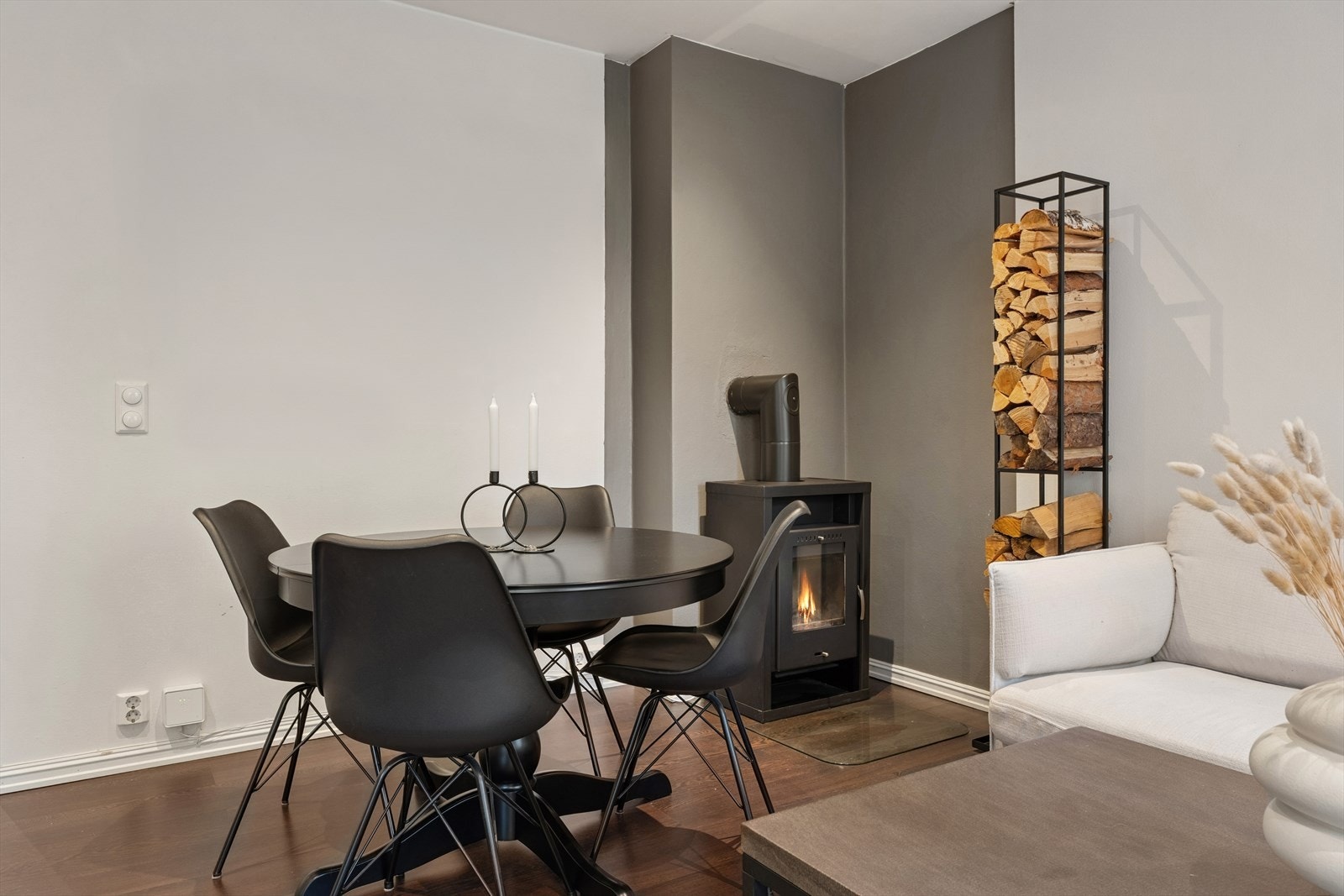 Peisen gir rommet en lun og hyggelig atmosfære. Galleribilde