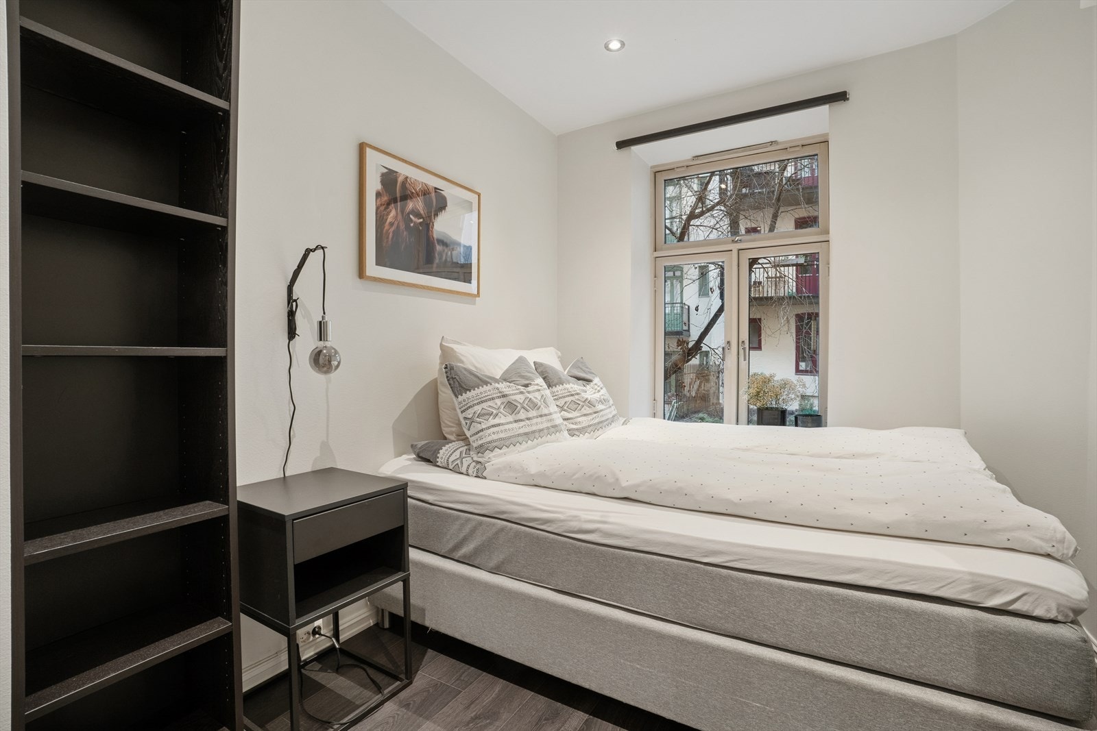 Boligen har to soverom av god størrelse, begge med plass til seng og garderobeløsninger. Galleribilde