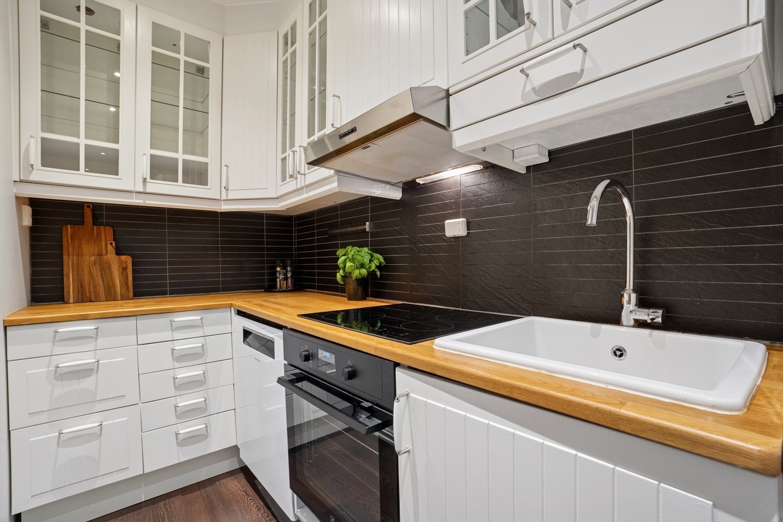 Alt av hvitevarer medfølger salget. Galleribilde