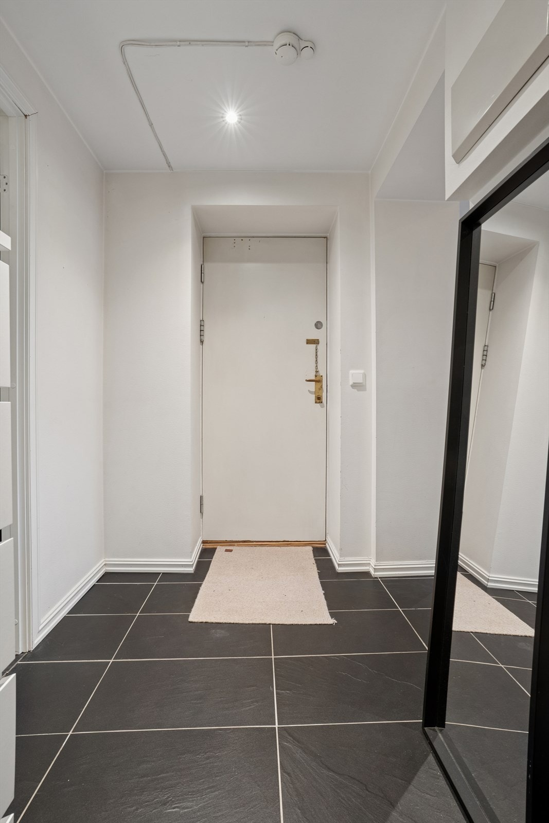Entréen er utstyrt med dørtelefon og portåpner. Varmt velkommen til visning! Galleribilde
