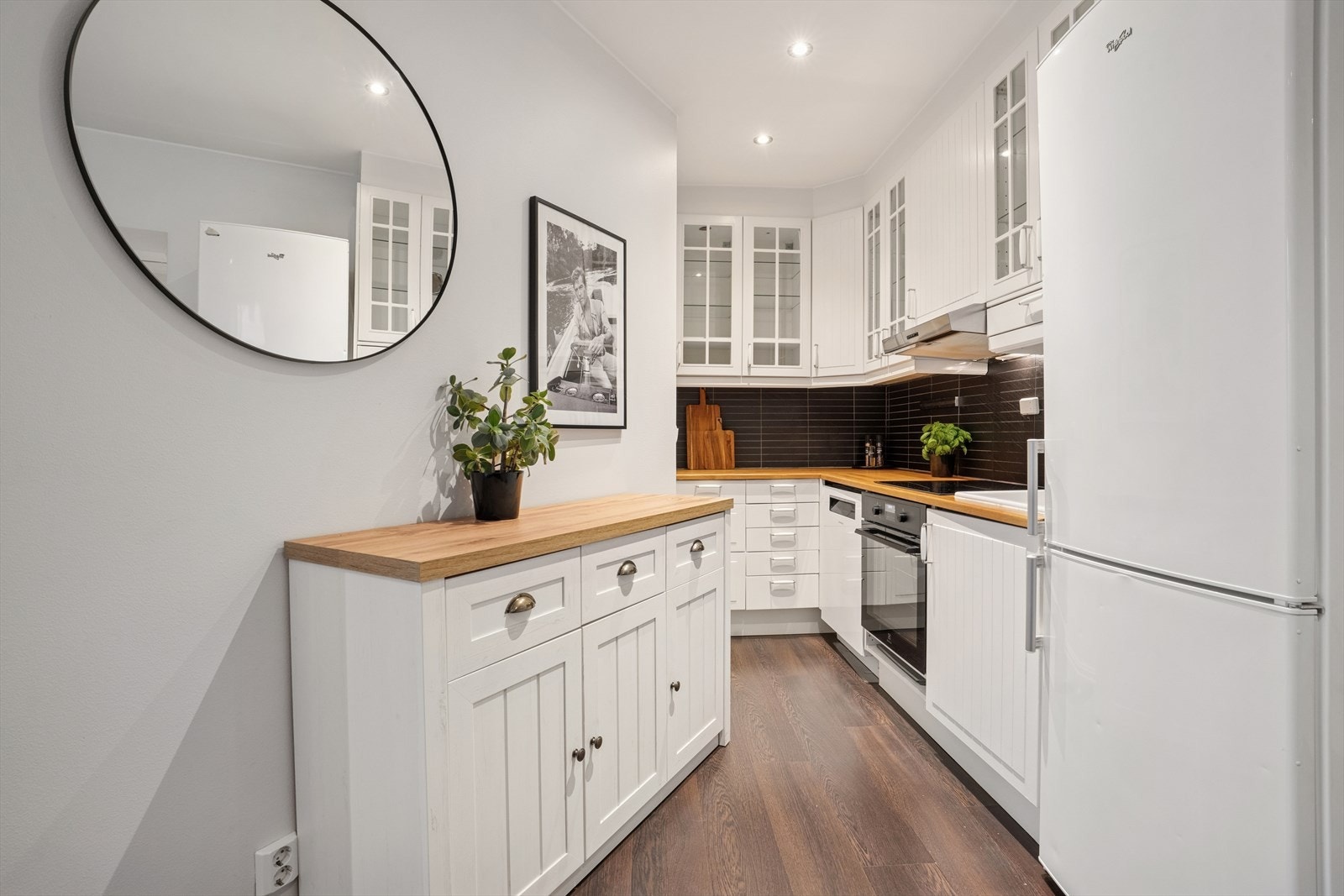 Kjøkkenet ligger i åpen løsning mot stuen og har hvit kjøkkeninnredning med glatte fronter. Galleribilde