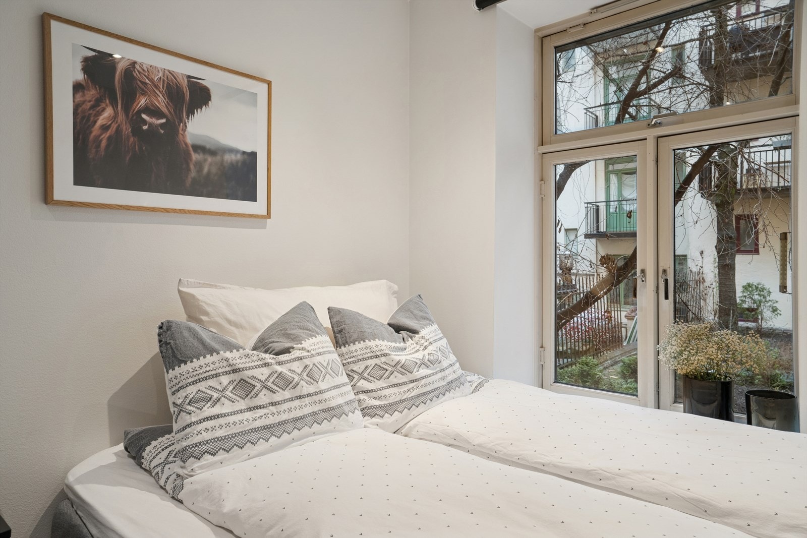 Dette soverom vender ut mot bakgården. Galleribilde