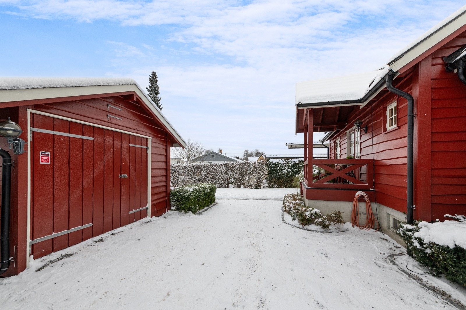 Frittstående garasje i hagedel med sportsbod i bakkant. Utvendig kledning er i stamme stil som hovedhuset og består av solid vilmarkspanel. Galleribilde