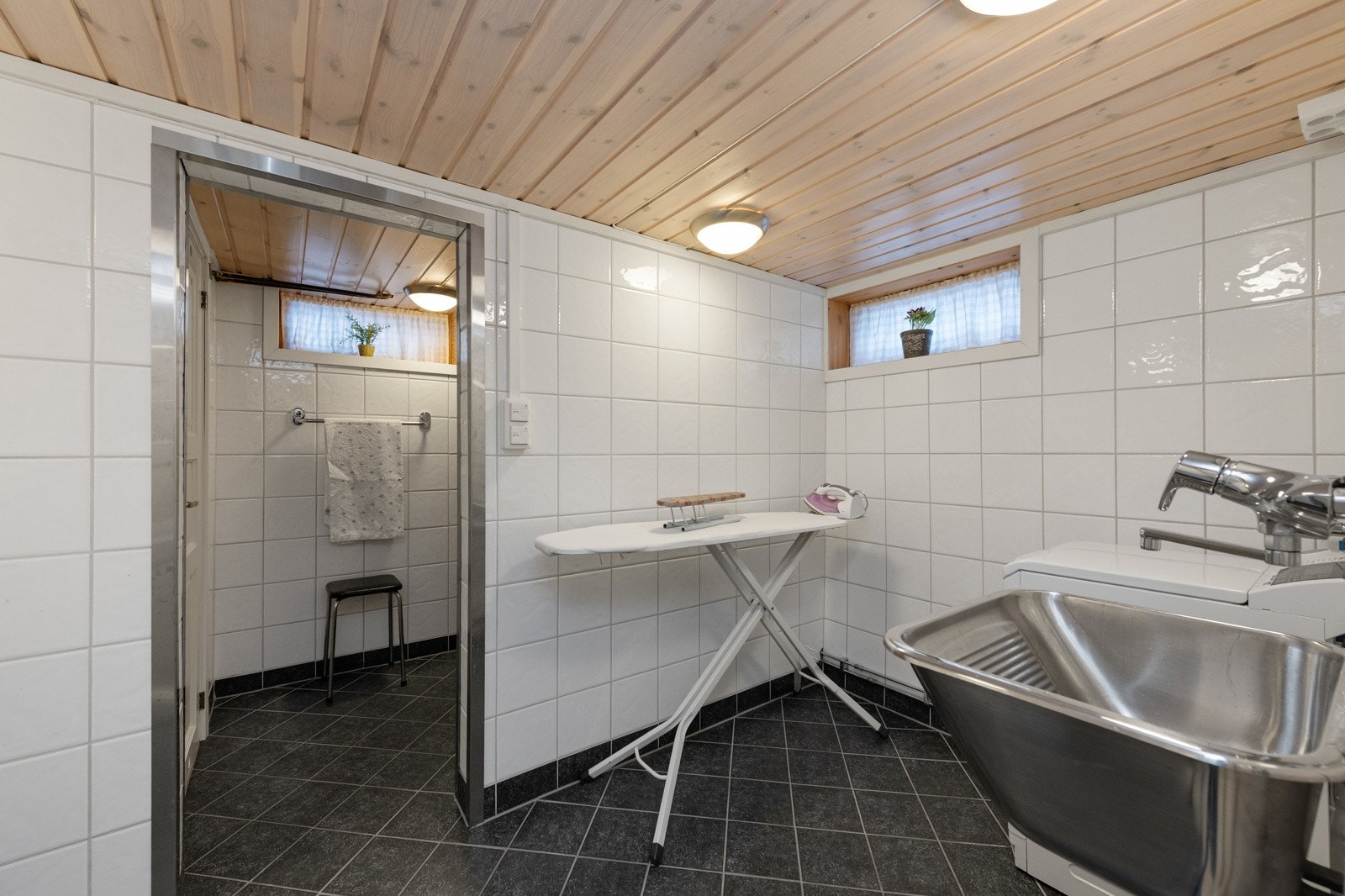 Vaskerom med dusjløsning Galleribilde