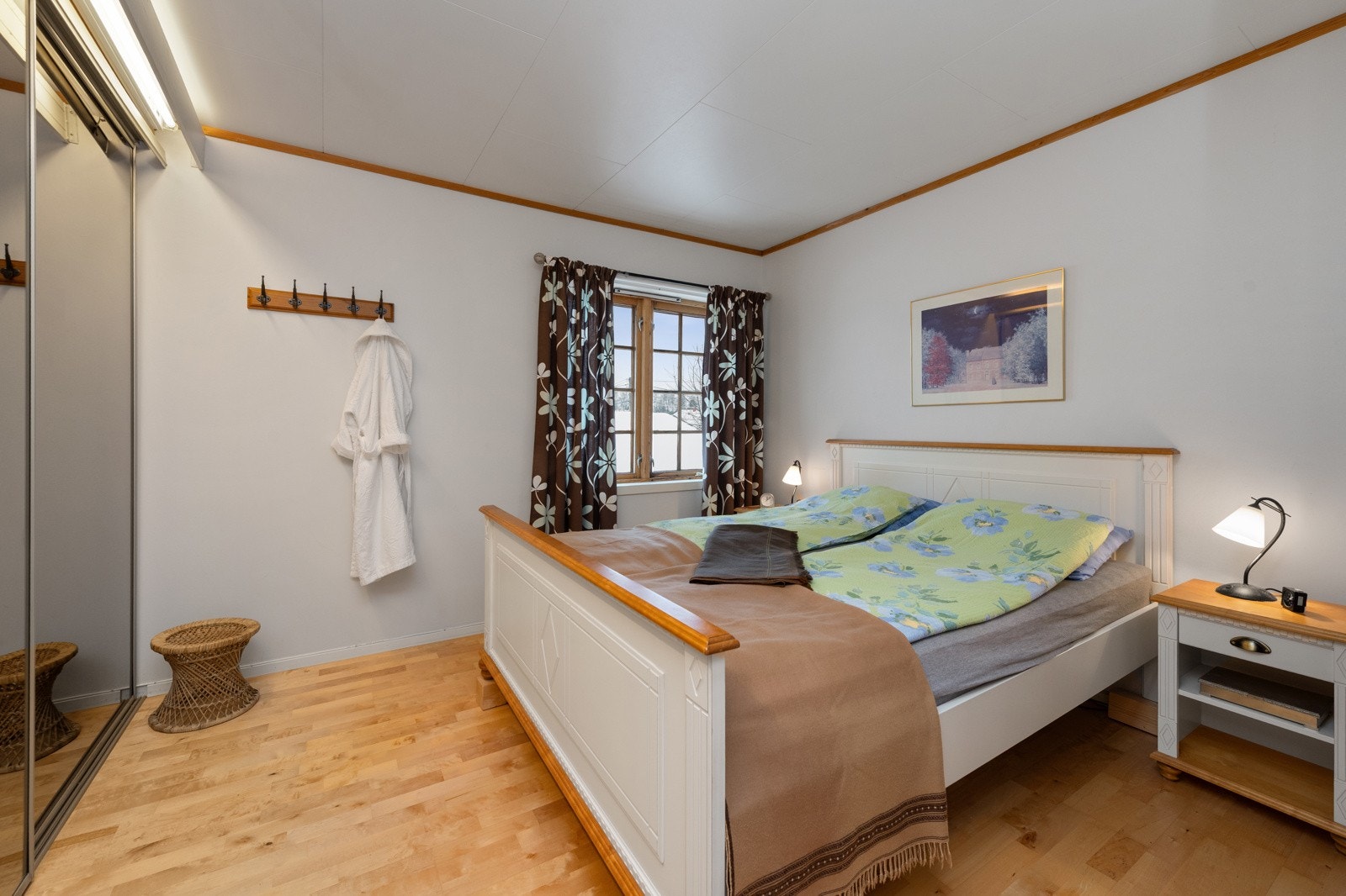 Boligen har 3 soverom hvor alle er praktisk plassert på samme plan i 2 etasje hvor også boligens hovedbad er plassert Galleribilde