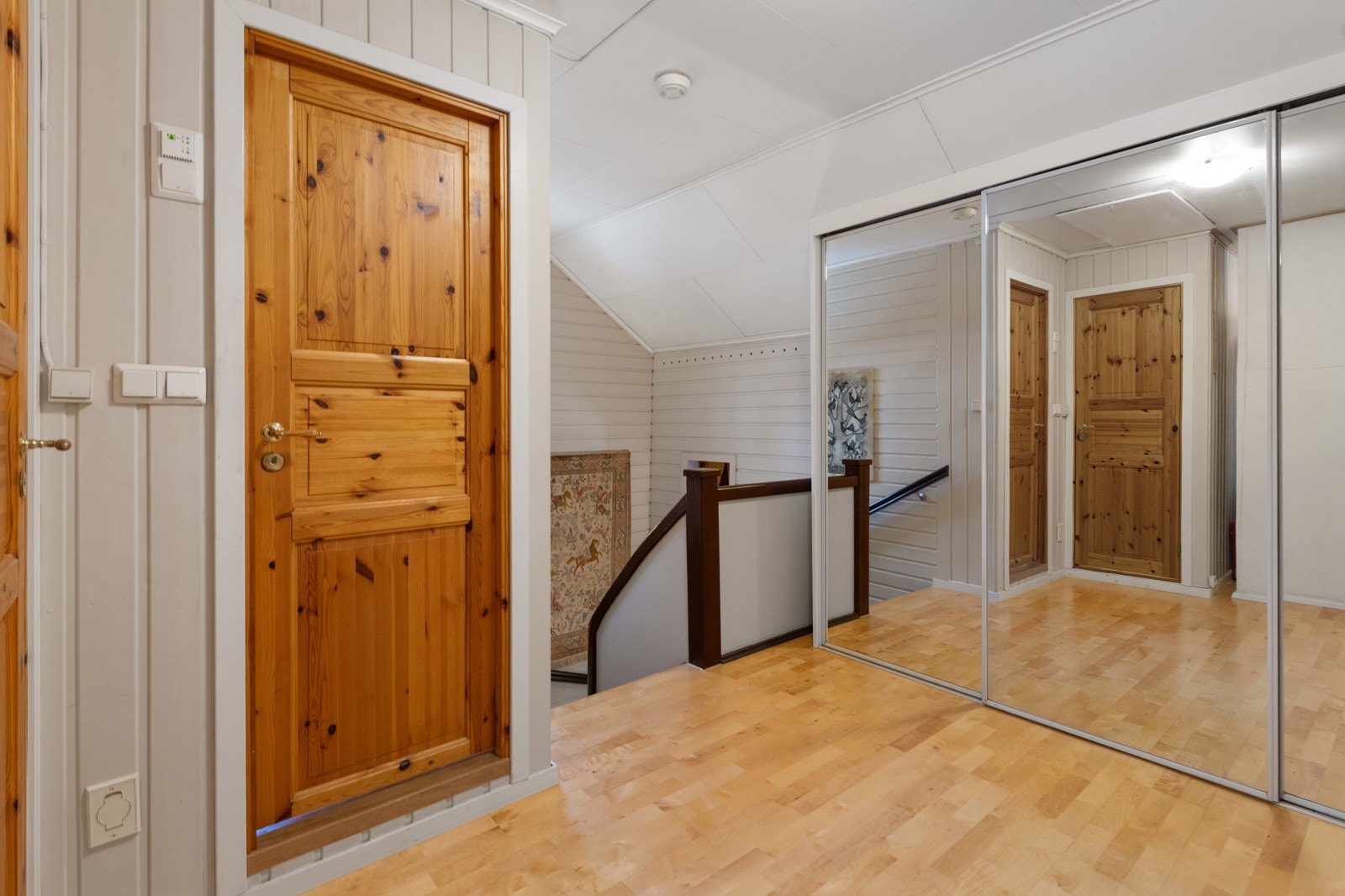 Godt med garderobeplass i mellomgang i 2. etasje Galleribilde