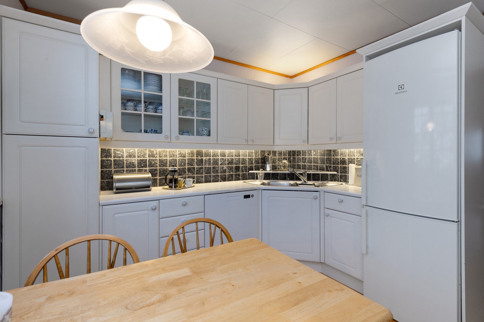 Godt med skapplass på kjøkken. Hvitevarer medfølger salget Galleribilde